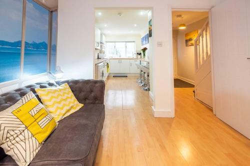 Stylish Townhouse + Parking, Seconds From The Sea