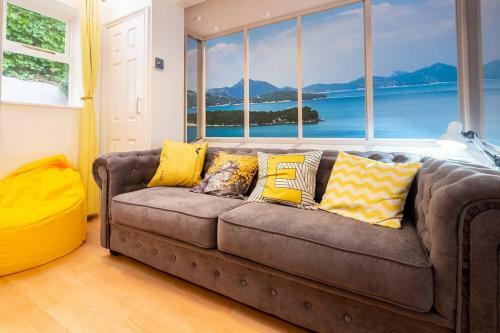 Stylish Townhouse + Parking, Seconds From The Sea
