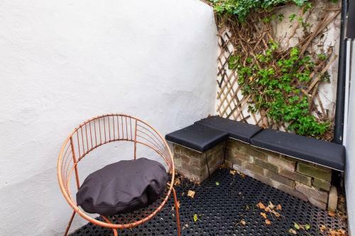 Stylish Townhouse + Parking, Seconds From The Sea