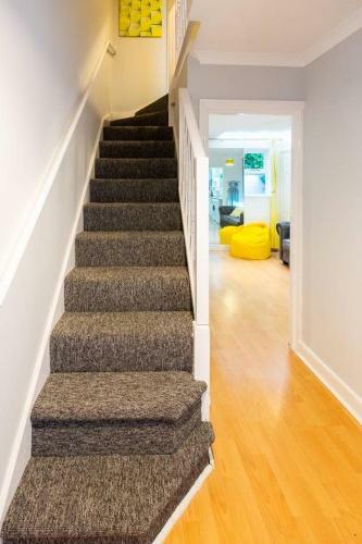 Stylish Townhouse + Parking, Seconds From The Sea