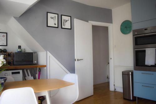 Cosy 1bd Modern Maisonette With Summertime Balcony