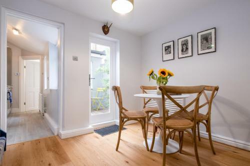 Charming & Stylish Central Cottage