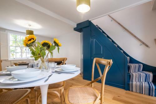 Charming & Stylish Central Cottage