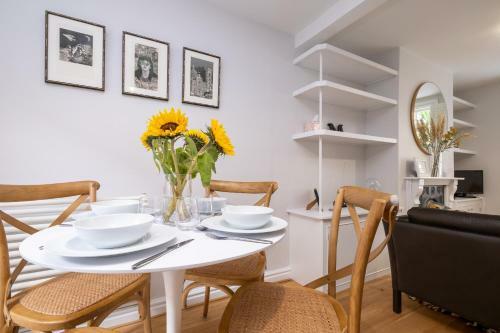 Charming & Stylish Central Cottage