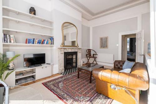 Cosy Regency Balcony Apartment Near The Sea!