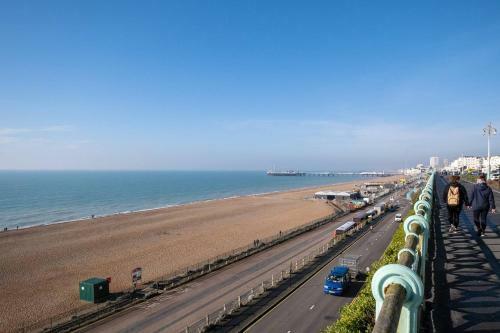 Cosy Regency Balcony Apartment Near The Sea!