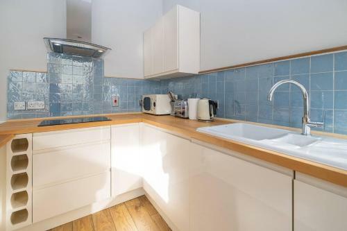 Cosy Regency Balcony Apartment Near The Sea!