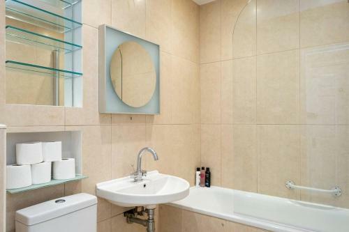 Cosy Regency Balcony Apartment Near The Sea!