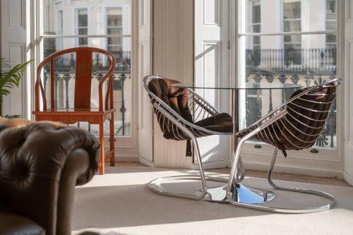 Cosy Regency Balcony Apartment Near The Sea!