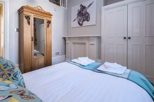 Cosy Regency Balcony Apartment Near The Sea!
