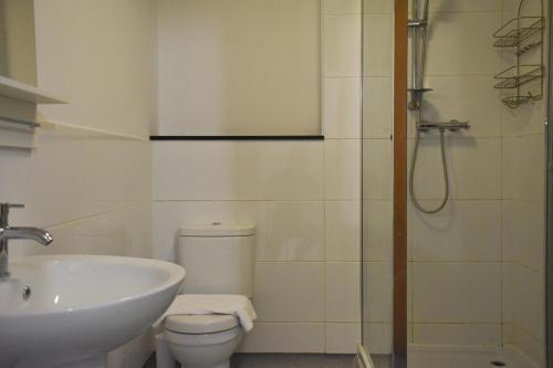 Modern Open Plan 5bd - Free On Street Parking