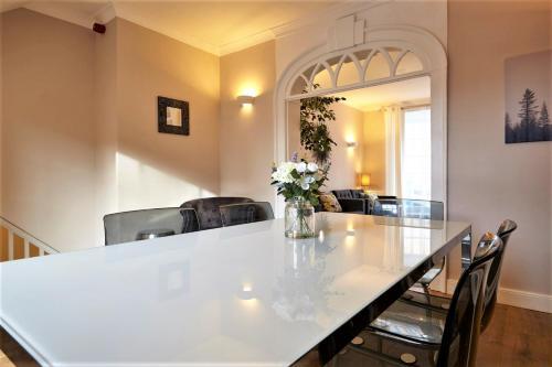 Meredith Way - Your Apartment