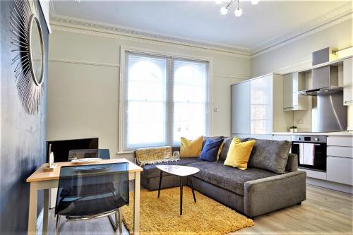 The Sunningdale - Your Apartment