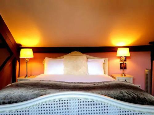 Hotel No 6 The Square Tearooms & Accommodation
