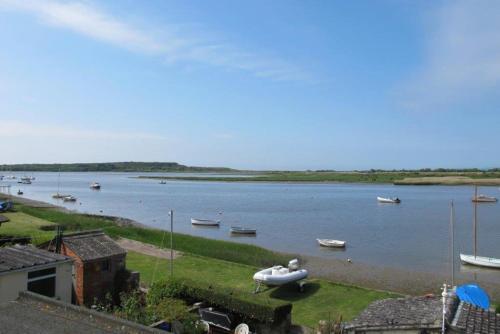 Stanpit Cottage With Scenic Views