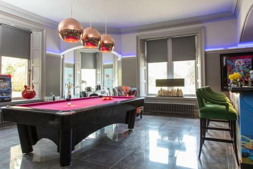 Callander Chateau Sleeps 24 Wifi