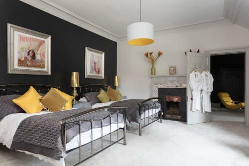Callander Chateau Sleeps 24 Wifi