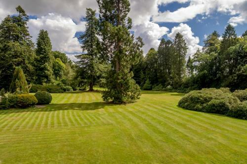 Callander Chateau Sleeps 24 Wifi
