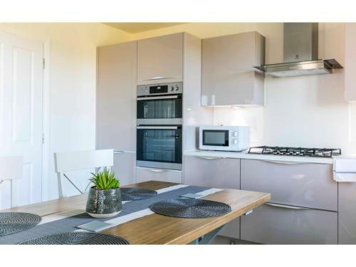 2br Modern Apartment Overlooking The Meadows