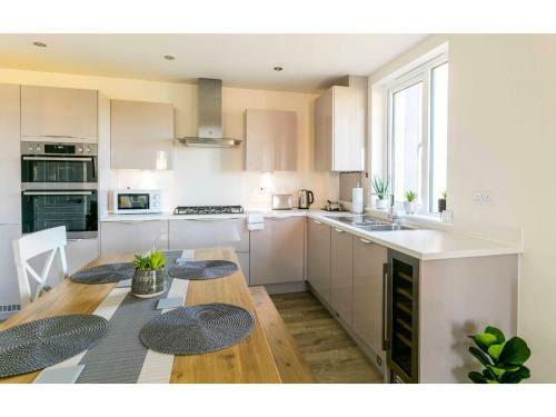 2br Modern Apartment Overlooking The Meadows