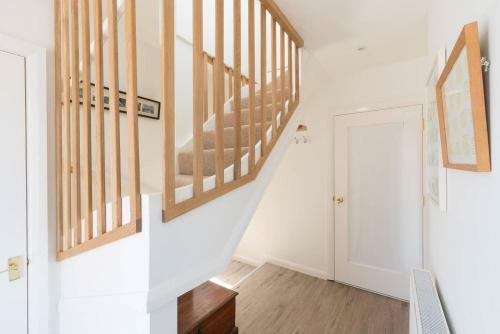 Beautiful, Spacious Guest Suite, Parking, Central!