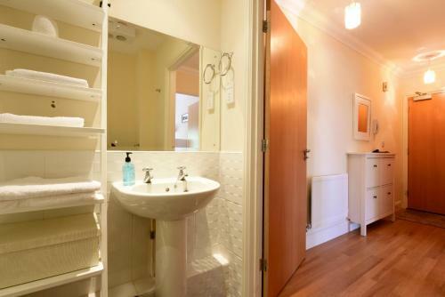 Nunnery Fields - Cosy Apartment With On Site Parking