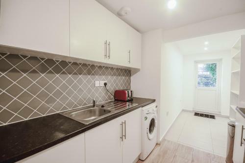Spacious 4 Bed House, City Centre - Parking Available