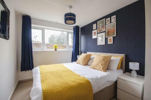 Spacious 4 Bed House, City Centre - Parking Available