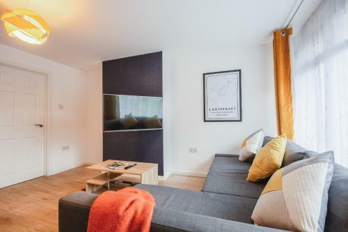 Spacious 4 Bed House, City Centre - Parking Available