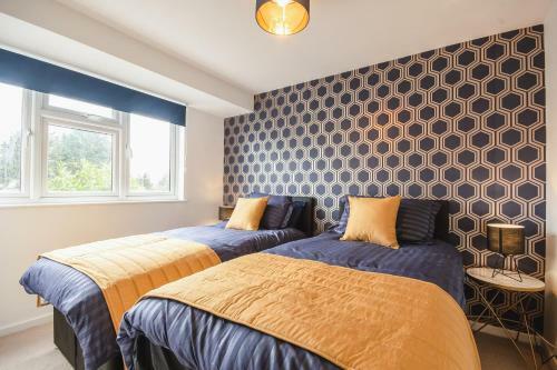 Spacious 4 Bed House, City Centre - Parking Available