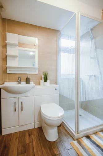 Spacious 4 Bed House, City Centre - Parking Available