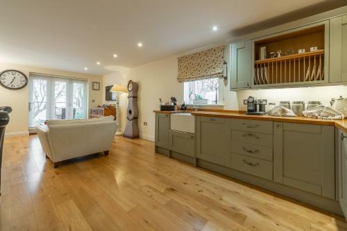 1 Sandy Lane