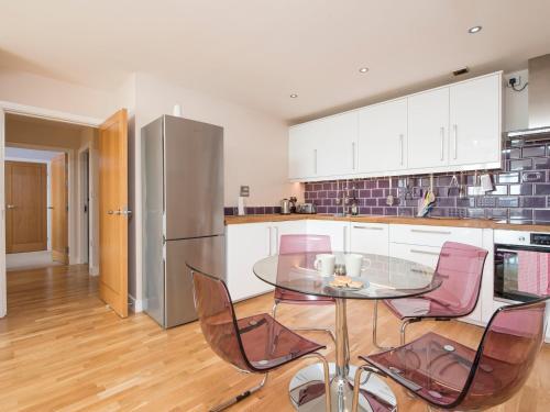 Incredible 2 Bed Apartment With Views & Parking!