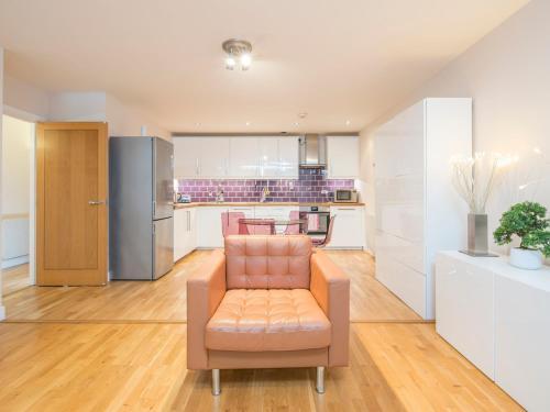 Incredible 2 Bed Apartment With Views & Parking!