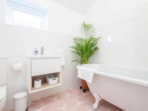 Spacious Victorian Canton Home, Sleeps 8 W/parking