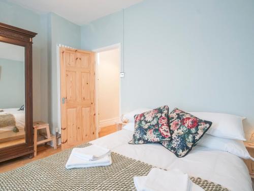 Spacious Victorian Canton Home, Sleeps 8 W/parking