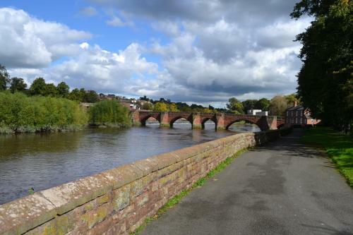 Charming 1 Bed Riverside Apartment