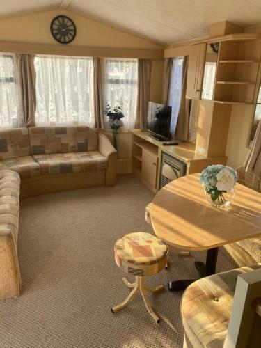 Lovely 3-bed Caravan In Clacton-on-sea