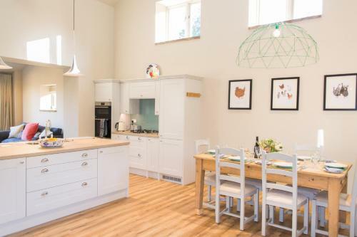 Boathouse Barn - Beautiful Home By The River!