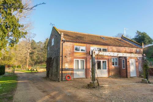 Boathouse Barn - Beautiful Home By The River!