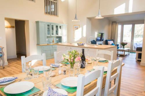 Boathouse Barn - Beautiful Home By The River!