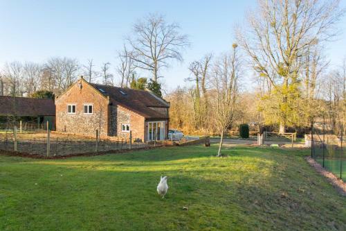 Boathouse Barn - Beautiful Home By The River!
