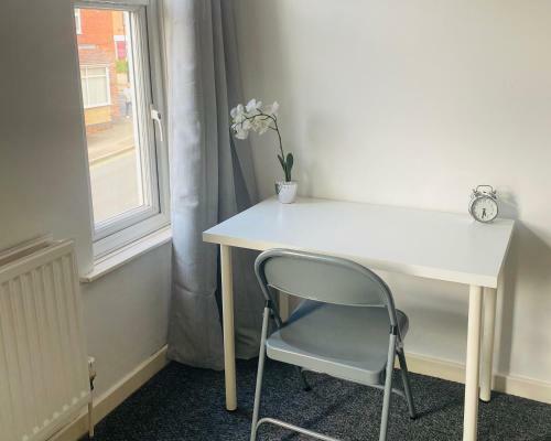 Great Location - Four Bedroom Home - City Centre