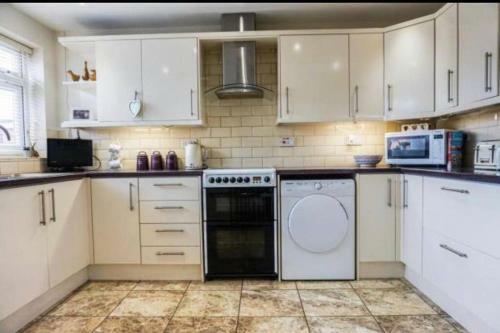 4 Bedroom House Coventry Hosted By Snoozenow