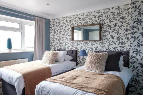 Dickens House Close To Gatwick