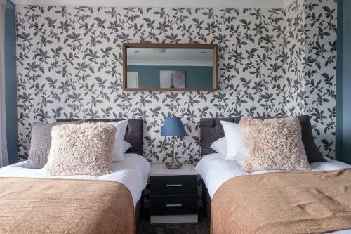 Dickens House Close To Gatwick