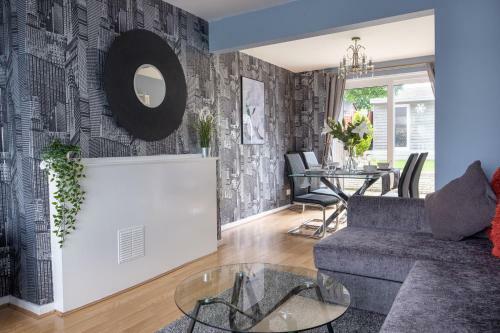 Dickens House Close To Gatwick