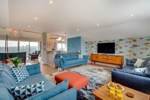 West Pentire Villa Sleeps 11 With Wifi