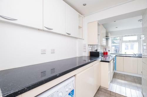 Dagenham 4 Bedhouse Rm10
