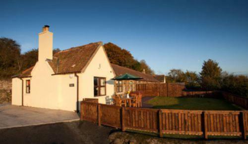 Rowan Tree Cottage With Hot Tub Near Cupar Fife